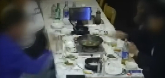 식당에서 한 테이블의 남성들이 담배를 피웠다. [사진=JTBC '사건반장' 캡처]