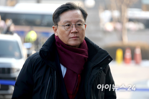 윤석열 대통령 측 변호인인 윤갑근 변호사가 11일 오전 서울 종로구 헌법재판소에서 열린 윤석열 대통령 탄핵 심판 7차 변론기일에 출석하고 있다. [사진=사진공동취재단]