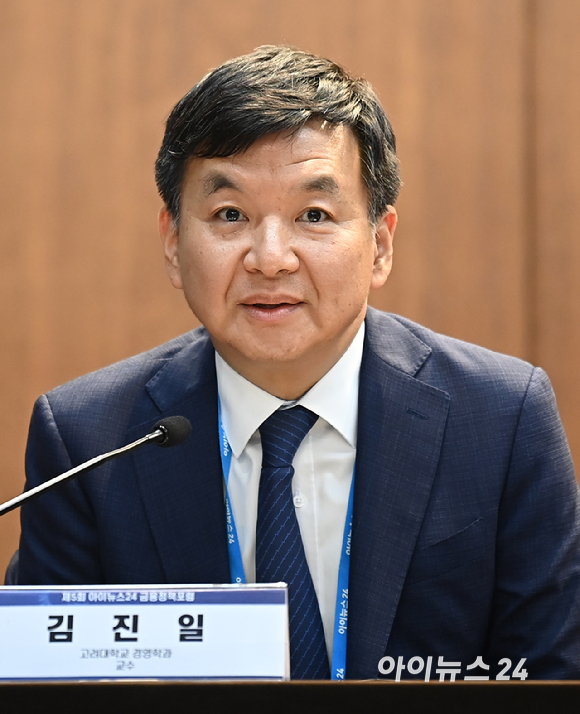 '제5회 아이뉴스24 금융정책포럼'이 '새 정부의 금융정책 방향을 묻는다'를 주제로 19일 서울 중구 은행회관 국제회의실에서 열렸다. 패널토론에서 좌장을 맡은 김진일 고려대학교 경제학과 교수가 발언하고 있다. [사진=곽영래 기자]