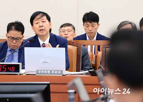 구윤철 기획재정부 장관 후보자가 17일 서울 여의도 국회 기획재정위원회에서 열린 인사청문회에서 의원 질의에 답변하고 있다. [사진=정소희 기자]