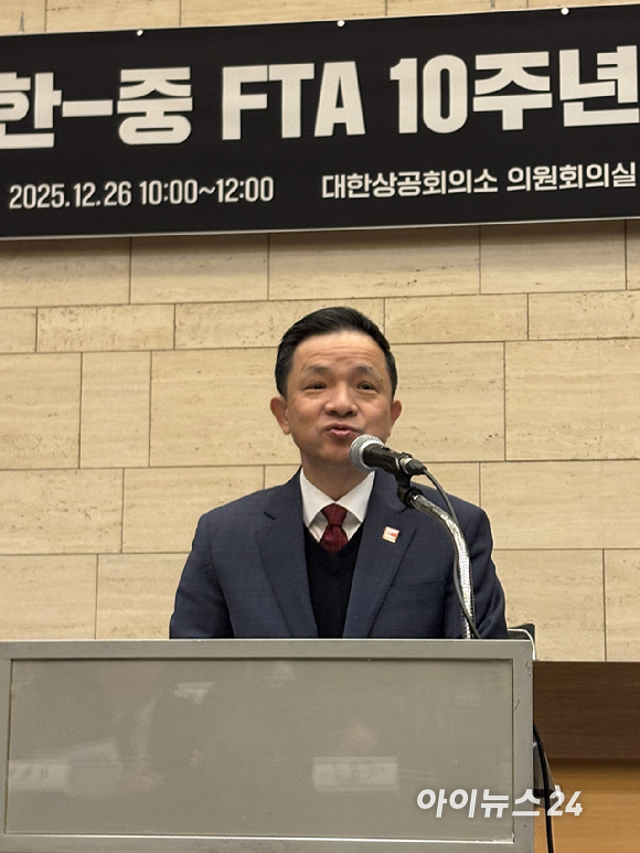 여한구 산업통상부 통상교섭본부장(왼쪽), 다이빙 주한 중국 대사가 26일 서울 대한상공회의소에서 열린 한중 FTA 10주년 세미나에서 웃으면서 악수하고 있다. [사진=권서아 기자]