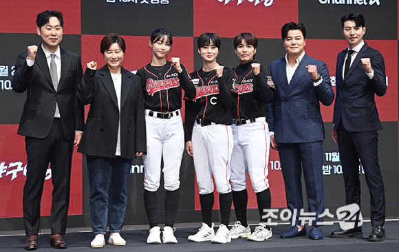 윤석민, 박세리, 김민지, 김온아, 김성연, 추신수, 이대형이 25일 서울 구로구 더 세인트 신도림에서 열린 채널A 야구여왕' 제작발표회에서 포즈를 취하고 있다. [사진=곽영래 기자]