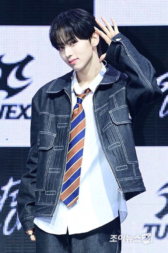 3일 오후 서울 광진구 광장동 예스24라이브홀에서 신인 보이그룹&nbsp;튜넥스(TUNEXX)&nbsp;첫 번째 미니 앨범 '셋 바이 어스 온리'(SET BY US ONLY) 발매 기념 쇼케이스가 열렸다.&nbsp;튜넥스 인후가 포토타임을 갖고 있다. [사진=정소희 기자]