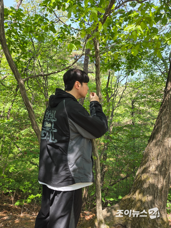 가수 강설민이 25일 서울 강북구 우이동 만남의 광장에서 열린 산악인 오은선 대장과 함께하는 '제13회 희망찾기 등산&middot;트레킹 교실'에 참가해 북한산을 오르고 있다. [사진=이미영 기자]