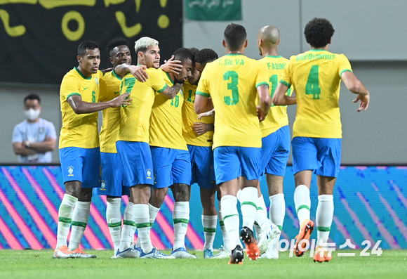 2일 오후 서울월드컵경기장에서 열린 2002 한일월드컵 20주년 기념 대한민국과 브라질의 친선경기가 열렸다. 브라질 가브리엘 제주스가 팀의 다섯 번째 골을 넣은 후 기뻐하고 있다. [사진=김성진 기자]