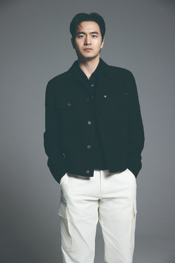 배우 이진욱이 JTBC 토일드라마 '에스콰이어' 인터뷰에 앞서 포즈를 취하고 있다. [사진=BH엔터테인먼트]