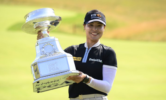 전인지가 27일(한국시간) 열린 미국여자프로골프(LPGA) 투어 메이저대회인 KPMG 여자 PGA 챔피언십에서 우승을 차지한 뒤 트로피를 들고 포즈를 취하고 있다. [사진=뉴시스]