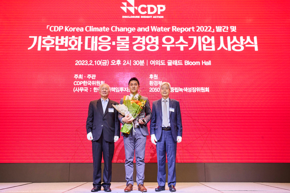 KT&G가 CDP(탄소정보공개프로젝트)로부터 기후변화 대응과 수자원 관리 부문 우수기업(Leadership 등급)으로 선정됐다. 사진은 지난 10일 여의도 글래드 호텔에서 열린 'CDP Korea Awards'에서 윤영찬 KT&G 전략기획실장(가운데)이 기념촬영을 하고 있는 모습. [사진=KT&G]