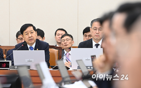 구윤철 부총리 겸 기획재정부 장관이 13일 국회에서 열린 기획재정위원회 국정감사에서 질의에 답하고 있다. [사진=곽영래 기자]