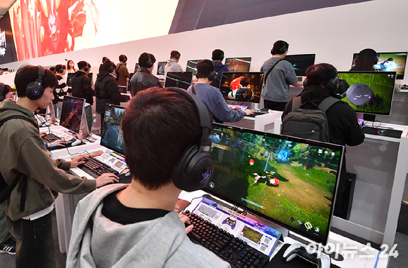 지난해 11월 부산 해운대구 벡스코에서 열린 국제게임전시회 '지스타 2025'에서 참관객들이 넷마블 부스를 체험하고 있다. [사진=곽영래 기자]