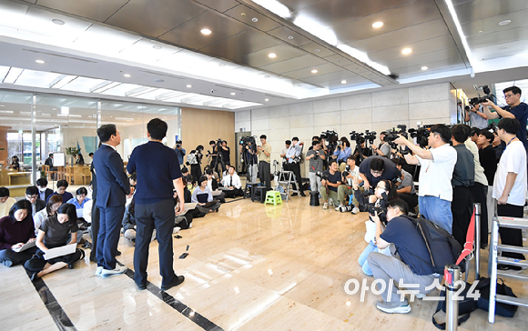 김승원 법무부 장관 후보자가 3일 오전 서울 종로구 적선현대빌딩에 마련된 인사청문회 준비사무실로 출근하고 있다. [사진=곽영래 기자]