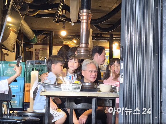 젠슨 황 엔비디아 최고경영자(CEO)가 5일 서울 마포구 서교동의 한 고깃집에서 최태원 SK회장, 구광모 LG회장, 이해진 네이버 의장과 삼겹살 회동을 하고 있다. [사진=곽영래 기자]