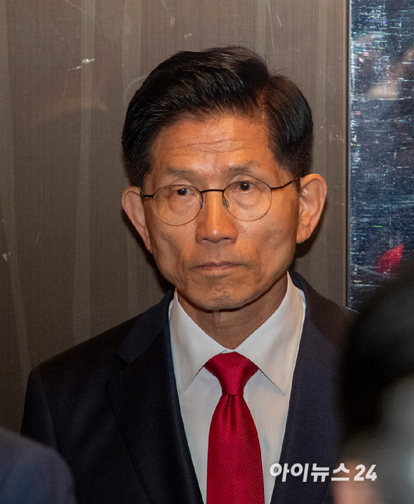 제21대 대통령 선거에서 이재명 더불어민주당 대선 후보의 당선이 확실시된 4일 새벽 김문수 국민의힘 대선후보가 서울 여의도 국민의힘 중앙당사에서 대선 패배 승복 기자회견을 마치고 퇴장하고 있다. [사진=정소희 기자]