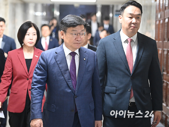 정점식 국민의힘 원내대표가 19일 서울 여의도 국회에서 열린 원내대책회의에 참석하고 있다. [사진=곽영래 기자]