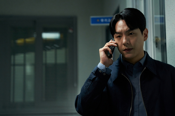 이윤석 감독이 영화 '6시간 후 너는 죽는다' 인터뷰에 앞서 포즈를 취하고 있다. [사진=㈜트리플픽쳐스]
