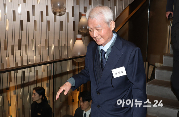 강성두 영풍사장이 24일 오전 서울 중구 코리아나호텔에서 열린 제52기 고려아연 정기 주주총회에서 관계자와 이동하고 있다. [사진=곽영래 기자]