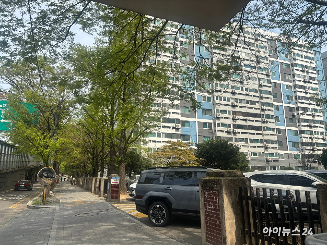 24일 서울 영등포구 여의도동 대교아파트(왼쪽)와 시범아파트 전경. 대교아파트는 삼성물산을 시공사로 선정했으며, 시범아파트는 오는 8월25일 시공사 입찰을 마감한다. [사진=김민지 기자]