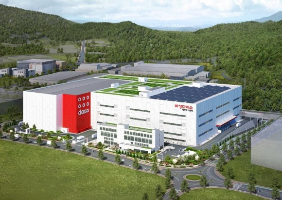 올리브영 MFC 송파점에서 작업자가 상품 출고를 위해 상품을 꺼내고 있다. [사진=진광찬 기자]