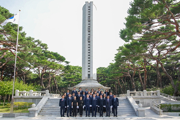 지난 3일 경주시의원들이 충혼탑을 참배하고 기념사진을 찍고 있다. [사진=경주시의회]