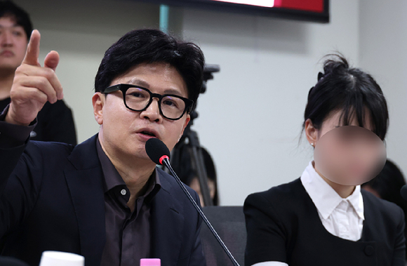 무소속 한동훈 의원이 4일 국회 의원회관에서 열린 '보완수사권 폐지 지옥문이 열렸다' 토론회에서 발언하고 있다. 한 의원 오른편은 부산 돌려차기 피해자 김진주(가명)씨. 2026.8.4 [공동취재] [사진=연합뉴스]