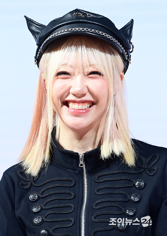 밴드 레이턴시 지지원이 18일 오후 서울 마포구 상암동 쇼킹케이팝센터에서 열린 레이턴시(LATENCY) 첫 미니앨범 '레이트 오'클락'(LATE O'CLOCK) 쇼케이스에서 포토타임을 갖고 있다. [사진=정소희 기자]