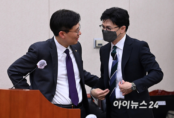 조정훈 시대전환 의원이 24일 오후 서울 여의도 국회에서 열린 본회의에서 용산 이태원 참사 국정조사 계획서에 대한 반대 토론을 하고 있다. [사진=아이뉴스24 DB]