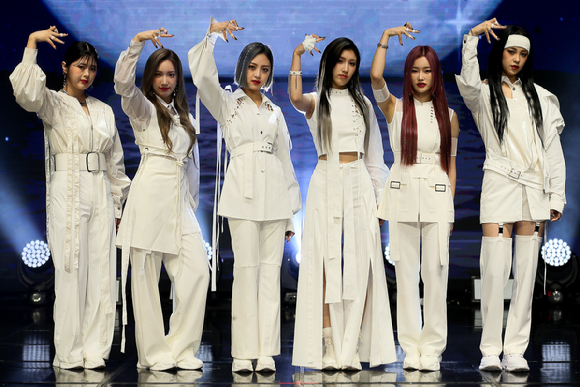 걸그룹 픽시(PIXY)가 6일 온라인으로 진행된 두 번째 미니앨범 'TEMPTATION' 발매 기념 쇼케이스에 참석해 포즈를 취하고 있다. [사진=올라트엔터테인먼트, 해피트라이브엔터테인먼트]