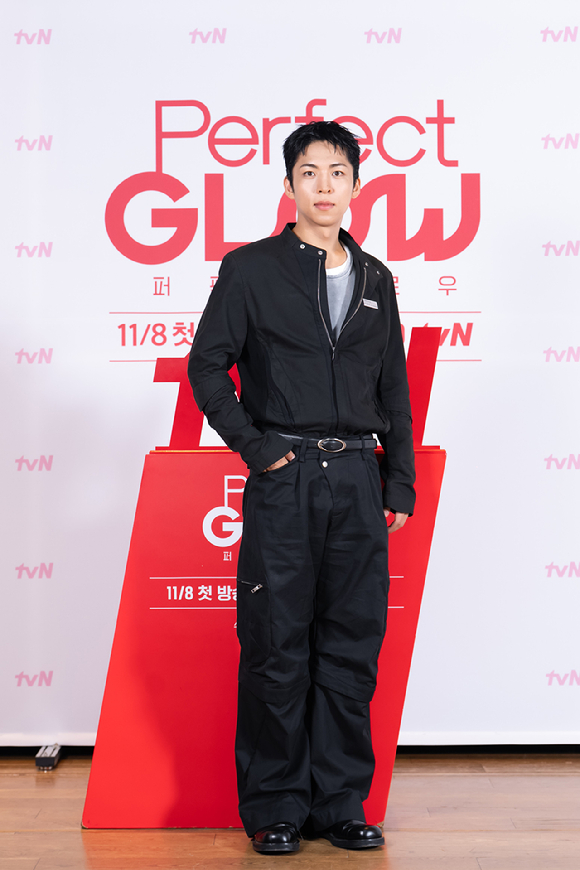 배우 주종혁이 6일 오전 온라인 중계로 진행된 tvN '퍼펙트 글로우' 제작발표회에 참석해 포즈를 취하고 있다. [사진=tvN]