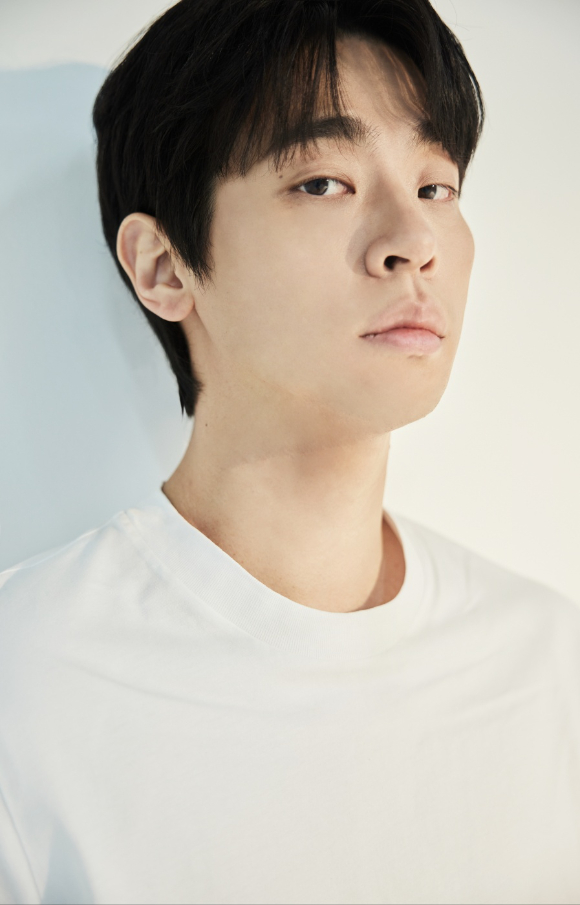 배우 박정민이 영화 '휴민트' 인터뷰에 앞서 포즈를 취하고 있다. [사진=샘컴퍼니]