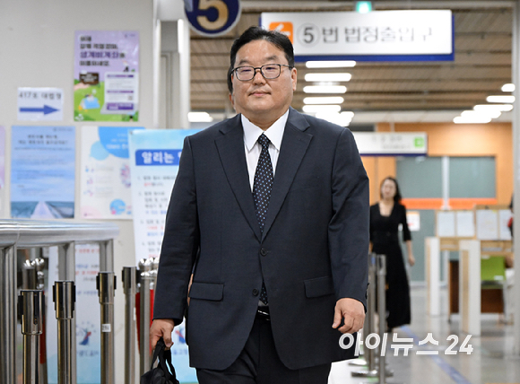 '쿠팡 퇴직금 미지급 사건'을 무혐의 처분하도록 외압을 행사한 혐의를 받는 엄희준 광주고검 검사가 16일 서울 서초구 서울중앙지법으로 출석하고 있다. [사진=사진공동취재단 ]