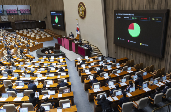 1일 국회에서 열린 제439회(정기회) 10차 전체 회의에서 산업안전보건법 개정안이 표결을 통해 통과되고 있다. 2026.10.1 [사진=연합뉴스]