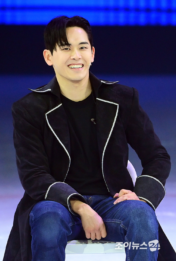 배우 이호원(호야)이 23일 오후 서울 목동아이스링크에서 열린 뮤지컬 '나 혼자만 레벨업 on ICE' 프레스콜에서 기자간담회를 갖고 있다.