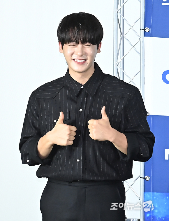 배우 이정하가 25일 오전 서울 영등포구 CGV 여의도에서 열린 청룡시리즈어워즈 핸드프린팅 행사에서 포토타임을 갖고 있다. [사진=곽영래 기자]