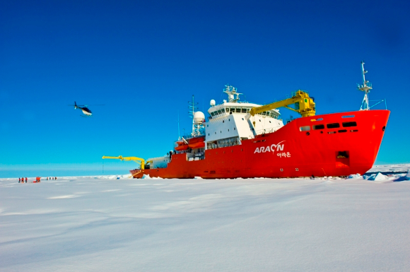 우리나라 쇄빙선 아라온호가 북극 항해를 하고 있다.  [사진=극지연구소]