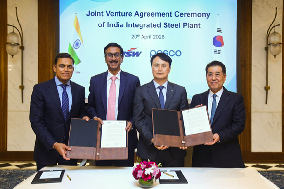 포스코가 20일 인도 1위 철강사 JSW스틸과 일관제철소 건설을 위한 합작투자계약(JVA)을 체결하고 있다. (사진 오른쪽부터 장인화 포스코그룹 회장, 이희근 포스코 사장, 자얀트 아차리야 JSW스틸 사장, 사잔 진달 JSW그룹 회장) [사진=포스코]