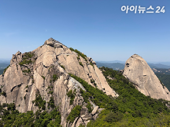 북한산 정상 백운대와 인수봉이 그림 같은 풍경을 자아내고 있다. [사진=정소희 기자]