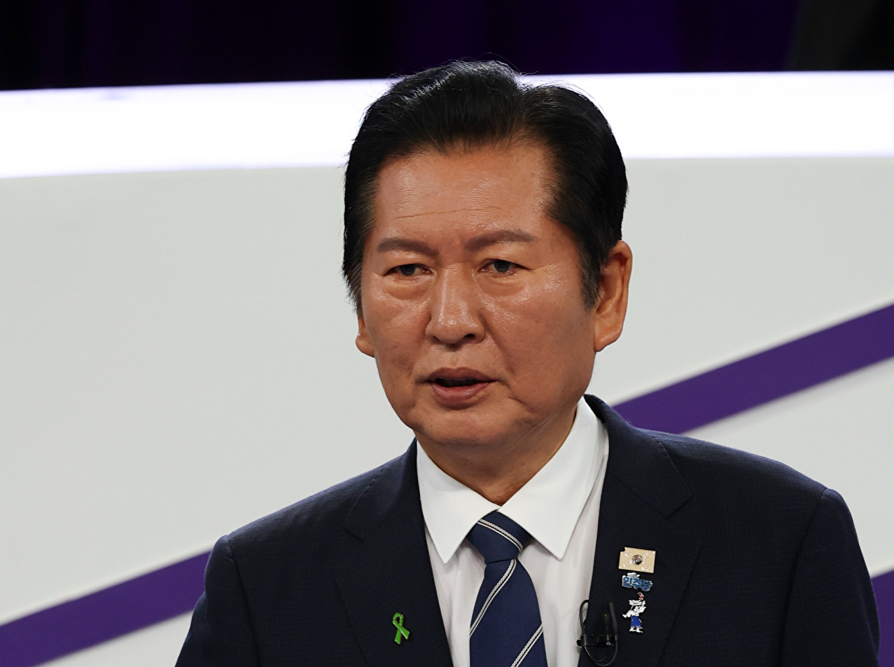 정청래 더불어민주당 당대표 후보가 29일 오후 서울 마포구 MBC에서 TV토론회 시작 전 토론 준비를 하고 있다. [사진=국회사진기자단 ]