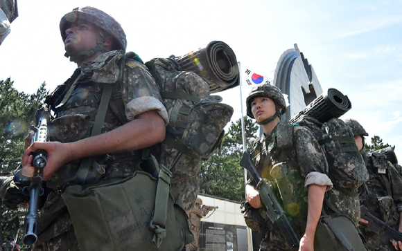 지난해 6월 경남 진해 해군사관학교 사관생도들이 완전군장으로 행군 훈련을 하고 있다. 사진은 기사와 무관. [사진=뉴시스]