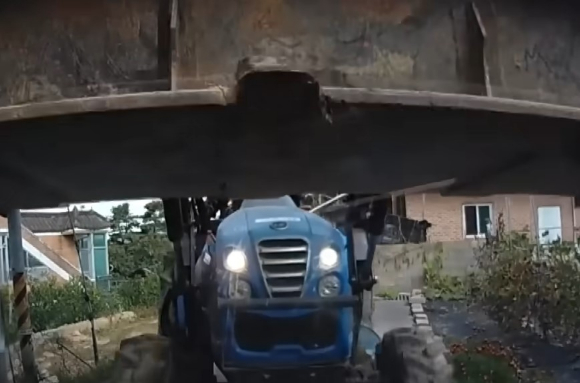 트랙터를 몰고 사람이 탑승해 있는 이웃의 차량을 박은 남성의 영상이 공개됐다. [사진=JTBC '사건반장']