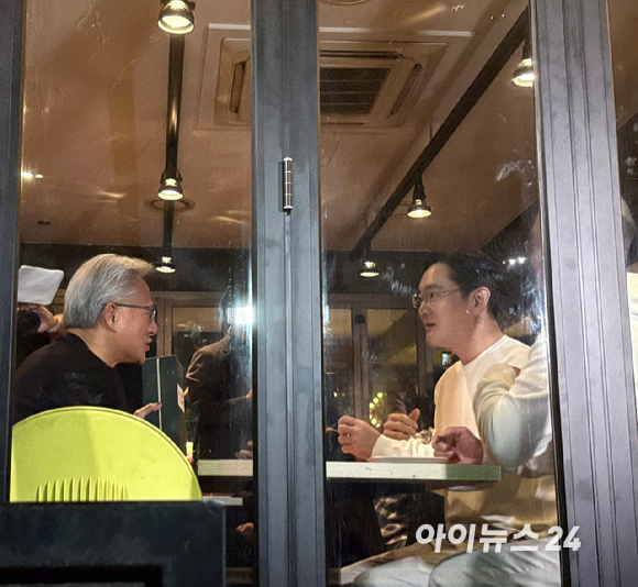 젠슨 황 엔비디아 CEO(왼쪽), 이재용 삼성전자 회장(가운데), 정의선 현대차그룹 회장이 30일 서울 강남구 깐부치킨에서 '치킨 회동을 하고 있다. [사진=권서아 기자 ]