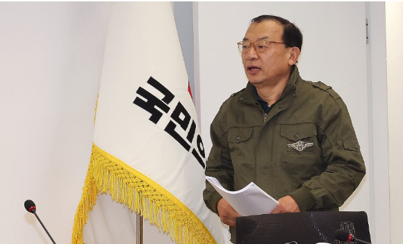 더불어민주당 김이수 중앙당 공천관리위원장이 지난 4일 국회에서 열린 중앙당 및 시&middot;도당 공관위원장 연석회의에 참석해 발언하고 있다. [사진=연합뉴스]