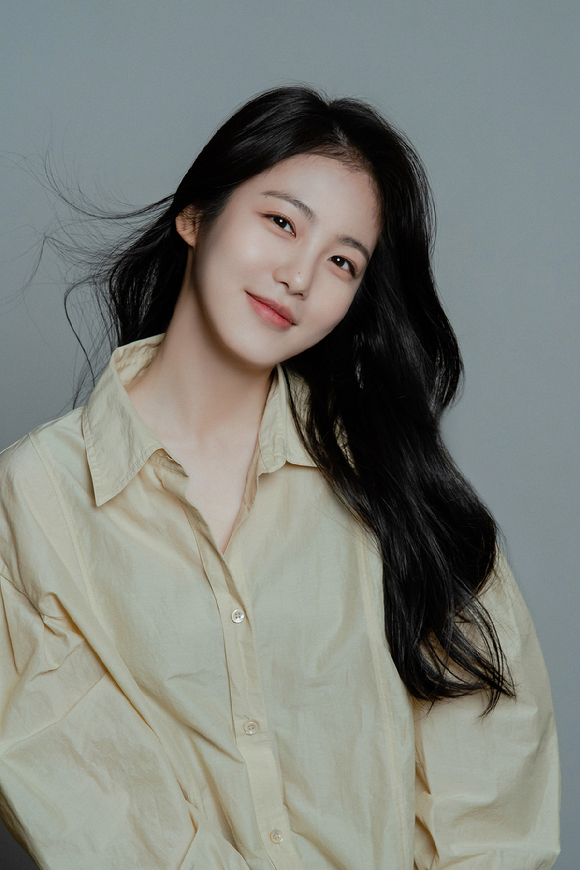 배우 신예은이 디즈니+ 오리지널 '3인칭 복수' 인터뷰에 앞서 포즈를 취하고 있다. [사진=앤피오엔터테인먼트]