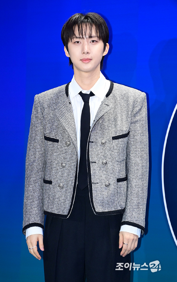 그룹 펜타곤 후이가 3일 오후 서울 동대문디자인플라자(DDP)에서 진행된 '2026 F/W 서울패션위크(SFW)' 오프닝 쇼 뮌 컬렉션 포토월 행사에 참석하고 있다. [사진=정소희 기자]