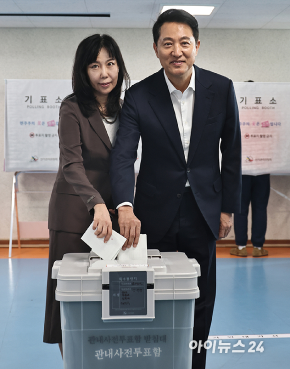 제9회 전국동시지방선거 사전투표 첫날인 29일 오전 서울 용산구 한남동주민센터에 마련된 사전투표소에서 오세훈 국민의힘 서울시장 후보와 부인 송현옥 씨가 투표하고 있다. [사진=정소희 기자]