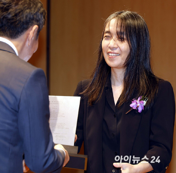 한국인 최초로 노벨문학상을 수상한 한강 작가가 17일 서울 강남구 아이파크타워에서 열린 제18회 포니정 혁신상 시상식에서 수상하고있다. [사진=사진공동취재단]