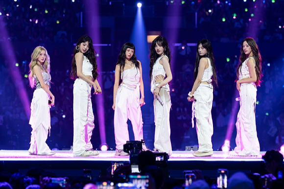 그룹 아이브가 지난 1일(현지시간)부터 3일까지 미국 로스앤젤레스 크립토닷컴 아레나에서 열린 K-팝 팬&아티스트 페스티벌 '케이콘 엘에이 2025(KCON LA 2025)' 무대에서 열띤 공연을 펼치고 있다. [사진=CJ ENM]