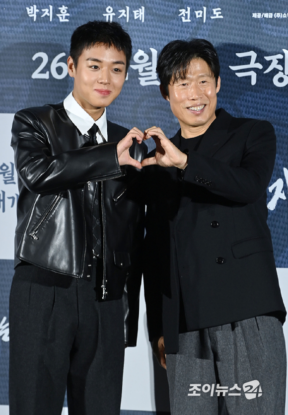 배우 유지태, 박지훈, 유해진, 전미도가 19일 오전 서울 용산구 CGV용산아이파크몰점에서 열린 영화 '왕과 사는 남자'(감독 장항준) 제작보고회에 참석해 포즈를 취하고 있다. [사진=문수지 기자]