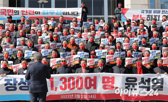 이상훈 전 국방장관이 2일 오후 서울 여의도 국회 본관 앞 계단에서 열린 '예비역 장성 1,300여명, 윤석열 후보 지지 선언'에서 인사말을 하고 있다. [사진=김성진 기자]