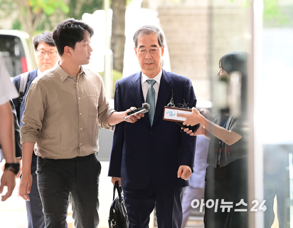한덕수 전 국무총리가 27일 오후 서울중앙지법에 내란 우두머리 방조, 위증, 허위공문서 작성 등의 혐의로 구속 전 피의자 심문(영장실질심사)을 받기위해 출석하고 있다. [사진=정소희 기자]