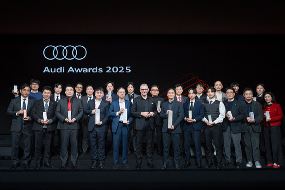 아우디 코리아가 개최한 '2025 아우디 딜러 어워즈'에서 수상자들이 기념촬영하고 있다. [사진=아우디 코리아]